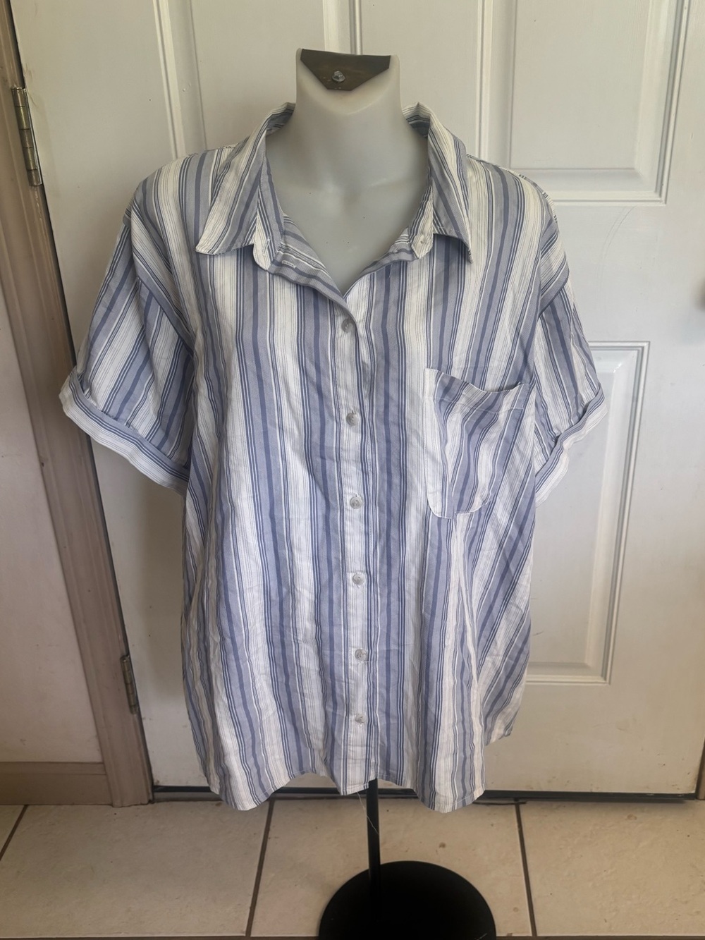 XL Universal Thread blue gray/white stripe Short Sleeve Button up Shirt.  In EUC